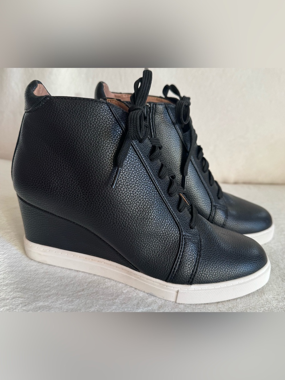 NEW Linea Paolo Women’s Fatima Black Pebbled Leather Wedge Sneakers Size 8